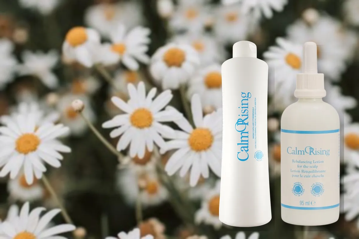 Gama CalmORising pentru scalp sensibil, pe fundal de mușețel
